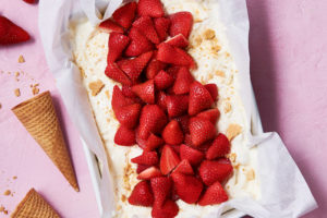 no-churn-cheesecake-ice-cream-with-wow-dreamberry-strawberries-2200x1467